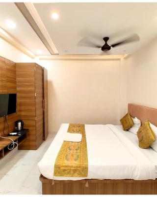 VARANASI HOTEL BNK GRAND Near Goḏawalia Chauraha - 100 Meter From Baba Vishwanath Temple & Ganga Arti Ghat #Fully Air Conditioned Room - #Prime Location #Wi-Fi #Lift #Hygiene & Spacious Room - A Top Rated Hotel