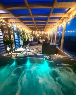 Barlosh Luxury Tpod PiperHill pool table, hot tub, 2 indoor outdoor terraces, BBQ, Firepit, lots of extras