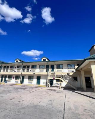 OYO Garden Inn and Suites Pearsall I-35 East