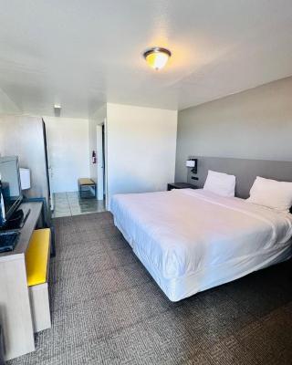 OYO Garden Inn and Suites Pearsall I-35 East