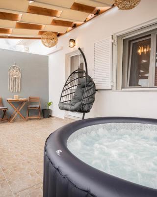New - Luxury Getaway with Jacuzzi Platanos House - Salakos