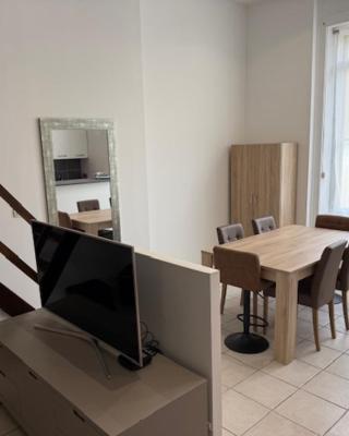 OULLINS T3 COSY 70M2 - 6 Pers 2 Chambre - 2 Mezzanines Métro & centre à Pied