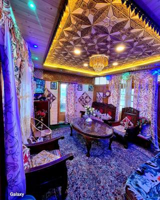 King of kings Houseboat
