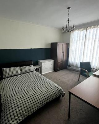 Double Room - Town & University nearby, 24h Bus, Airport-linked