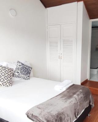 HABITACION 8 AMPLIA baño y balcón privado UNICENTRO