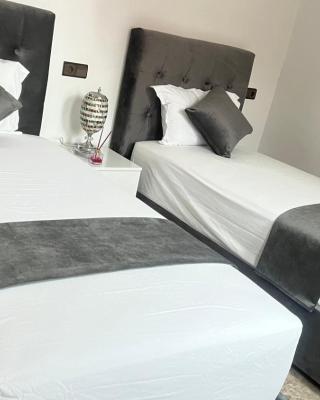 Magnifique maison famiiale moderne spacieuse de 150 m Avec de 3 chambres ,confortables et d un grand salon et terrasse, Idealement situee a 9 min du centre-ville elle se trouve à proximite de la route principale menant a l aeroport Berkane et Saidia
