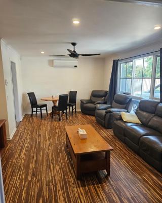 Bright, central and private home in Frankston