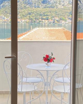 2BR apartment with sea view!