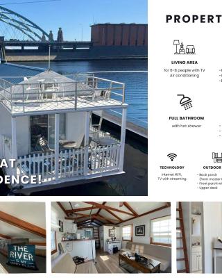 Houseboat in Providence!
