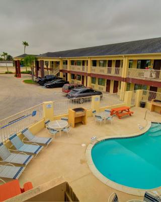 Deluxe Inn and Suites