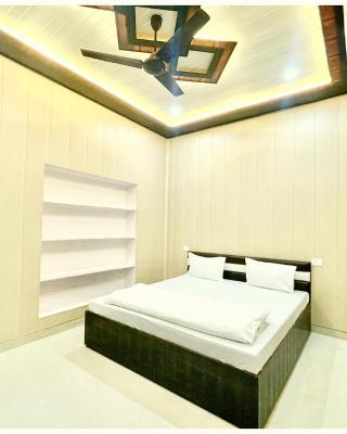 HOTEL DEV # VILL Near Kashi Vishwanath Temple - Restaurant and Free Wifi Facilities - Fully Air Conditioning Hotel - A Top Rated Hotel
