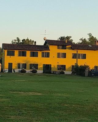 Sangiligio Countryside Villa, Private Rooms w Kitchen, Bath, Private Entrance, Crema