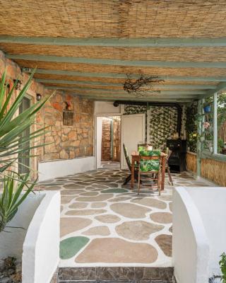 MANOS Small House Kouremenos