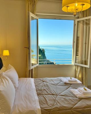 Vertigini Suites, Il Rifugio dell Amore per SOLE COPPIE , A 50m dalla Stazione e dalla Via dell Amore con Vista Mare e Intimità Appagante