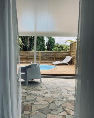 Bas de villa F2 clôturé avec jardin au Lamentin
