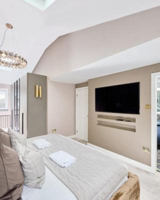 Large NEW Detached House Woolton, Families, FREE Parking, Massage, BBQ, Play room & MORE
