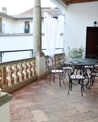 Villa Maghetti - modernized flat in historic palazzo in the center of Luino
