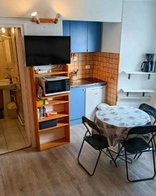 Charmant studio accès direct aux pistes et GR10, vue sur la vallée