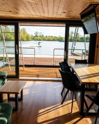 House Boat s výhledem na Wake Park