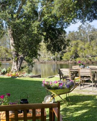 Januce - delightful river front house in Urunga