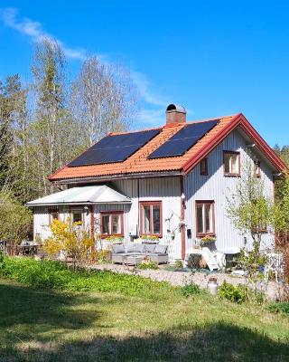Charmigt äldre hus, laddbox 22 kw, 5 bil-minuter till bad
