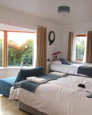 Seaview and Sunsets, Entire place, private entrance, Large Bedroom, Full kitchen and bathroom