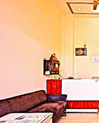 LE - CASHEW By 2 Minute Walking New Delhi Railway Station - Metro Station Main Road Building