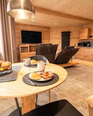 Luxus Chalet im Allgäu - Zirbenholz Schlafzimmer - Terrasse mit Bergblick - Infrarotkabine