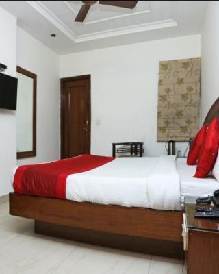 Hotel SPOT House - Walking the RK Ashram Metro station