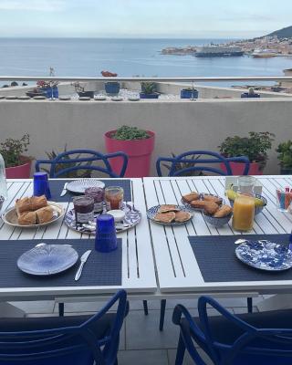 Suite avec 2 chambres d'hôtes pour 1 à 4 personnes avec terrasse, vue mer, parking privé, proche port et aéroport, petit déjeuner inclus