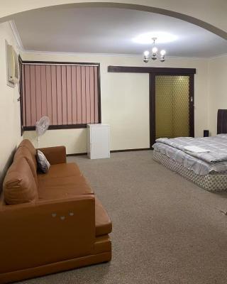 a 别墅大床间毗邻公园和公交车站