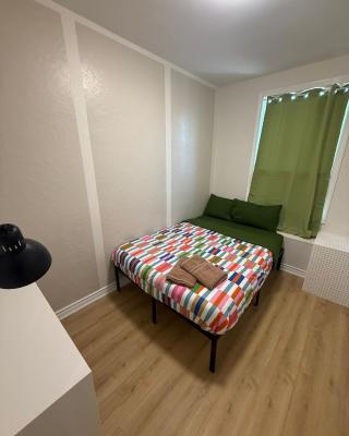 Maple Leaf Stay-Walk to UOFT,DT,STREET CARS,BARS,ROM-Free Wifi