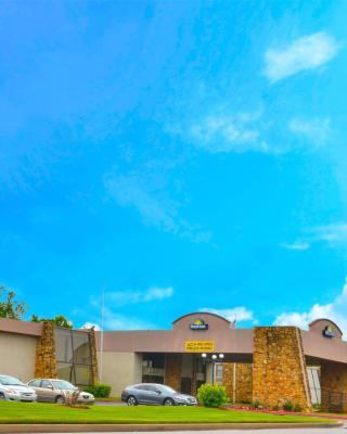 Days Inn by Wyndham Southern Hills/ORU