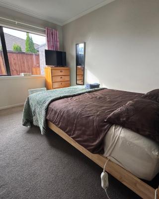 Home Stay Queen Bed Room 2