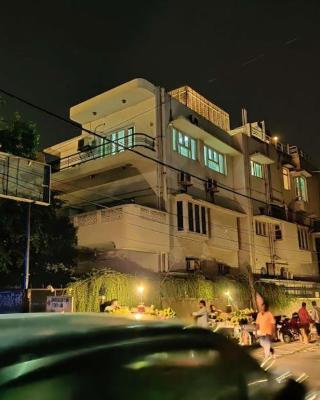 Whiite Panda - Backpacker Hostel in Delhi Greater Kailash