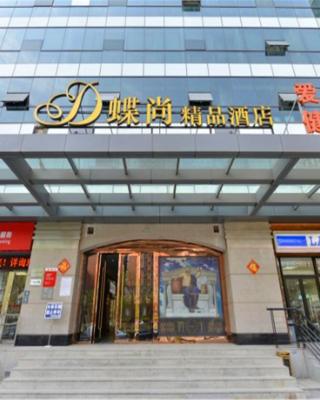 WISDOM Boutique Hotel Near the National Bird's Nest National ConventionCentre and Olympic Forest Park Just a 5-minute walk from Line 15's Anli Lu Subway Easy access tothe airport