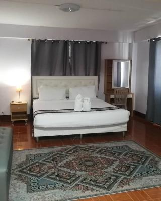 Beachfront Hotel Cha Am