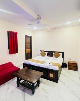 Hotel Three Stay - Near Dilli Haat Janakpuri