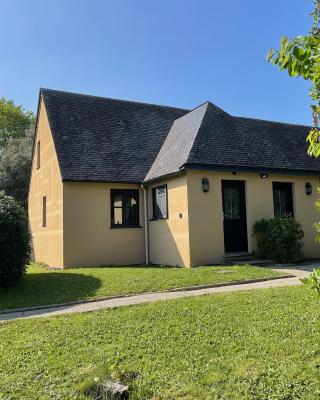 Cottage YVEL au Pied du lac au Duc, son Golf et sa Base Nautique