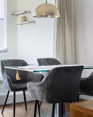 EXQUIS 2BR Luxus Apartment ROLF BENZ I Parken I Netflix I Stadtmitte I Familienfreundlich I Mercedes-Benz