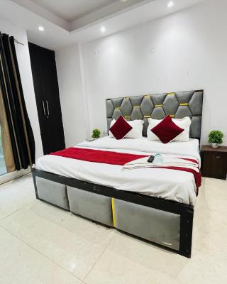 Hotel Seven Near DLF Avenue