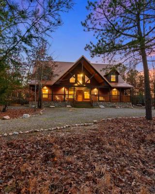 Wide Glide Lodge - In-home Movie Room, Hot Tub and Large 1-acre property with Playset