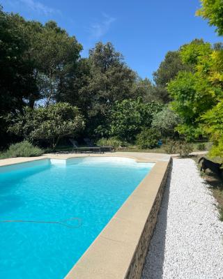 Le mazet en été en garrigue nimoise et parking