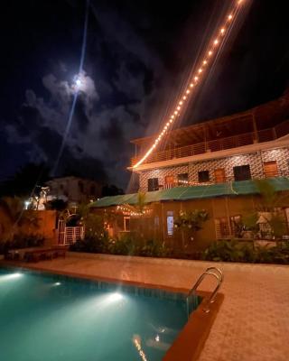 12 Monks - Backpacker Resort