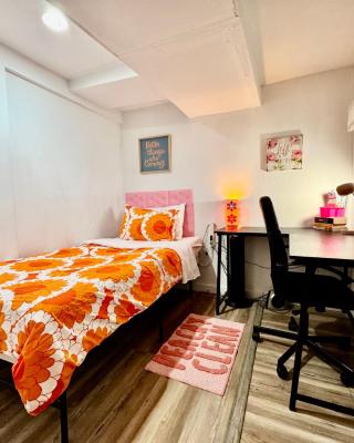 Private Room on the 1st Floor with Shared Bathroom near Airport and Downtown Seattte
