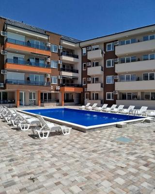 Apartment with pool
