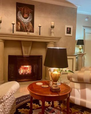 FINN VILLAGE Loch Lomond Villa - THE BLACK ROOM with Private Jacuzzi-Style Bath