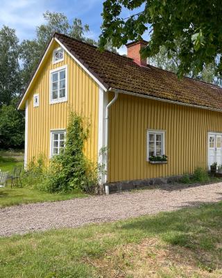 Trevligt eget hus med kakelugn i lantlig miljö