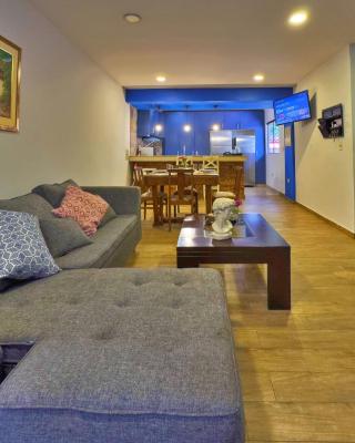 Casa moderna en Villamorra a pasos del Shopping Mariscal Lopez 2Dorm,2 garajes y Wifi
