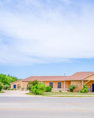 Atria Extended Stays By OYO, Jourdanton, TX